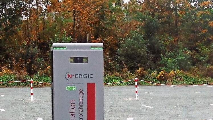 Schon bald soll der Wanderparkplatz in Weißenohe offiziell freigegeben werden. Die neue E-Tankstelle funktioniert bereits.  Foto: Petra Malbrich