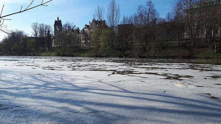 Bamberg: Seltsamer Schaum auf der Regnitz - Experte kl&auml;rt auf
