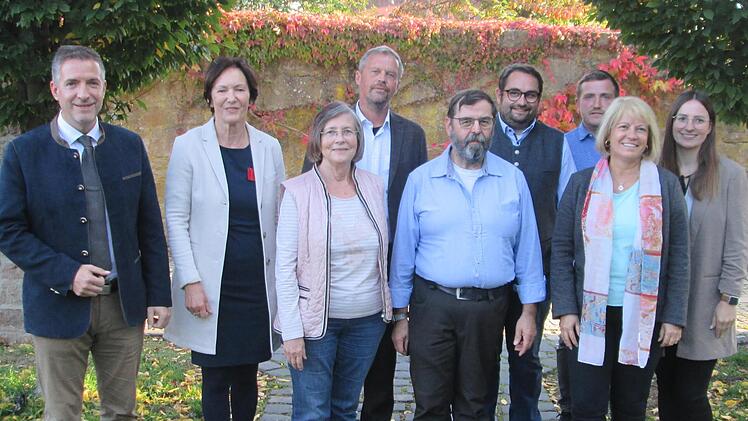 Der Vorstand des Bezirksverbands für Gartenbau und Landespflege Unterfranken hat sich neu aufgestellt: (von links) Vorsitzender Thorsten Schwab, Geschäftsführerin Christine Bender, Ursula Richter, Guntram Ulsamer, Gottfried Röll, Markus Stockmann,...