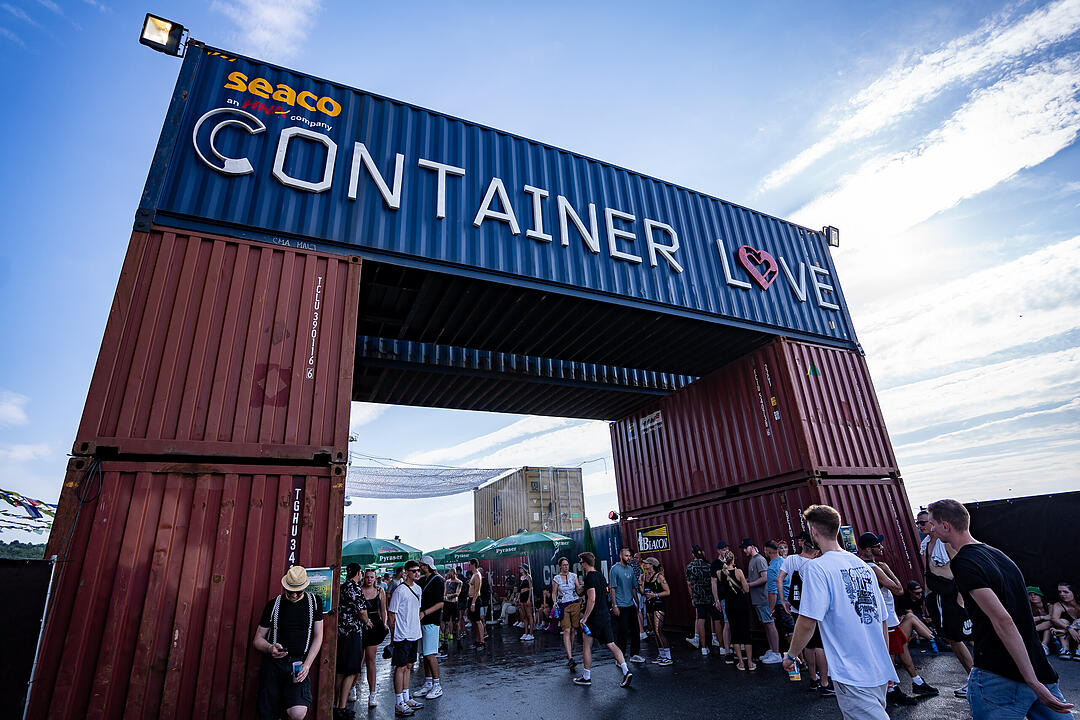 Techno-Musik direkt am Hafenbecken zwischen Kränen und Containern!