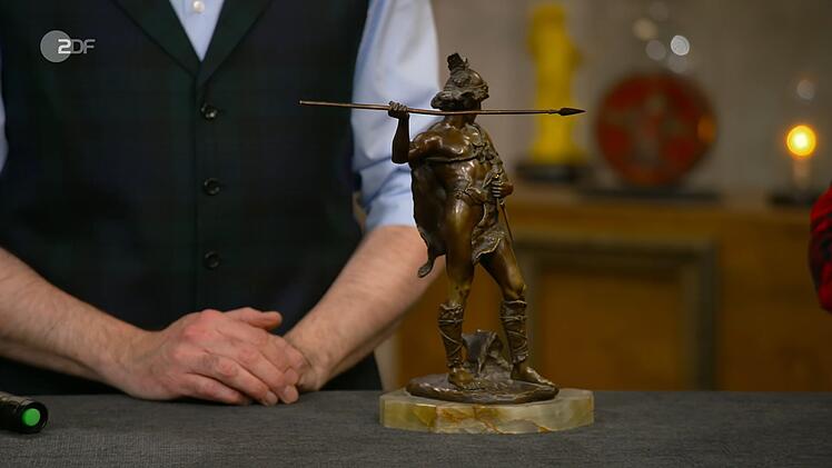 Die Bronzefigur eines keltischen Jägers aus der Zeit um 1900 ist nur die Hälfte eines Ensembles von Paul Ludwig Kowalczewski und 450 bis 550 Euro wert.