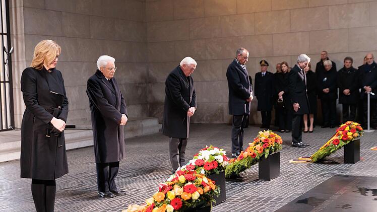 Gedenkveranstaltungen am Volkstrauertag in Berlin - Neue Wache