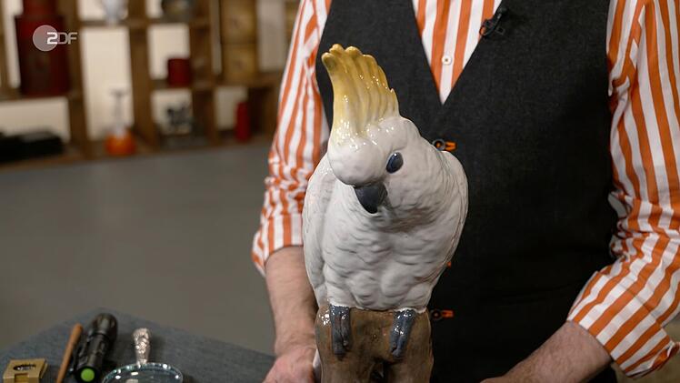 Ein Kakadu der Gro&szlig;herzoglichen Majolika-Manufaktur Karlsruhe datierte Colmar Schulte-Goltz den Entwurf nach 1911 von Emil Pottner.