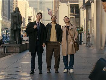 Tatort Manhattan: Der tapsige Davis (Will Angus, links), Medizinstudent und M&ouml;chtegern-Schauspieler Kel (Nicholas Duvernay, zweiter von links) sowie Reichens&ouml;hnchen Josh (Jack Martin), der Journalist werden will, leben T&uuml;r an T&uuml;r mit einer weiblichen Zweier-WG.