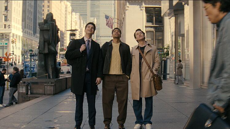 Tatort Manhattan: Der tapsige Davis (Will Angus, links), Medizinstudent und M&ouml;chtegern-Schauspieler Kel (Nicholas Duvernay, zweiter von links) sowie Reichens&ouml;hnchen Josh (Jack Martin), der Journalist werden will, leben T&uuml;r an T&uuml;r mit einer weiblichen Zweier-WG.