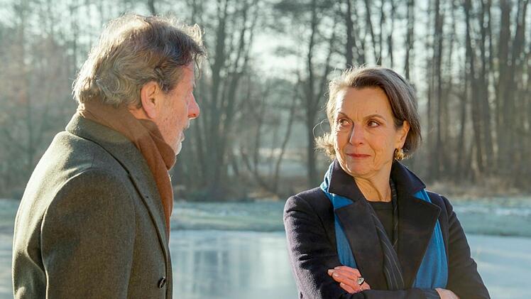 Gunter (Hermann Toelcke) redet Victoria (Caroline Schreiber) ins Gewissen.