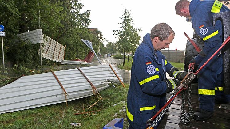 Blitz, Donner, Regen, Hagel: Die Unwetter in Oberfranken haben zahlreiche Bäume entwurzelt, Häuser abgedeckt und Straßen überflutet. Mehrere Keller liefen voll Wasser. Feuerwehr und THW waren mit bis zu 50 Einsätzen beschäftigt. Foto: News5/Herse
