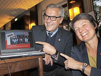 Jürgen Apfel und Sibylle Wankel von der IG Metall Coburg taten bei der Delegiertenversammlung in Kronach ihre Meinung und die der Gewerkschaft kund.  Foto: Veronika Schadeck