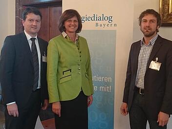 Landtagsabgeordneter Sandro Kirchner (links) und Jochen Vogel, Vorsitzender von "Rhönlink", nehmen am Bayerischen Energiedialog von Wirtschaftsministerin Ilse Aigner (alle CSU) teil. Foto: Sandro Kirchner