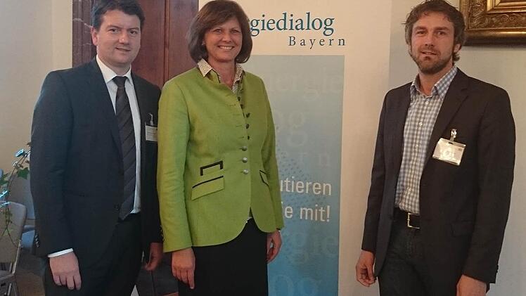 Landtagsabgeordneter Sandro Kirchner (links) und Jochen Vogel, Vorsitzender von "Rhönlink", nehmen am Bayerischen Energiedialog von Wirtschaftsministerin Ilse Aigner (alle CSU) teil. Foto: Sandro Kirchner