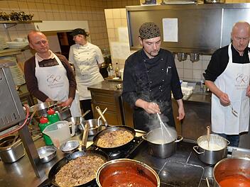 Ricos Reich: Beim Männer-Kochkurs geht's nicht tierisch ernst zu. Die Teilnehmer profitieren jedoch durch viele Tipps und Kniffe, die ihnen Rico Pfitzner nahe bringt. Das Abschmecken und anschließende Genießen der Speisen gehört auch dazu. Fotos: Ronald Rinklef