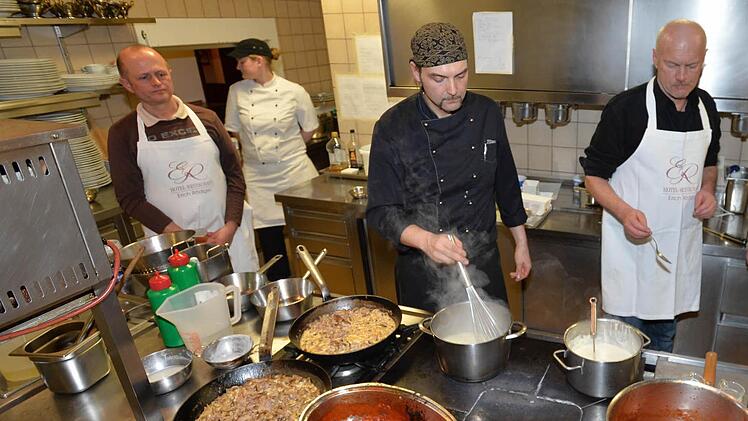 Ricos Reich: Beim Männer-Kochkurs geht's nicht tierisch ernst zu. Die Teilnehmer profitieren jedoch durch viele Tipps und Kniffe, die ihnen Rico Pfitzner nahe bringt. Das Abschmecken und anschließende Genießen der Speisen gehört auch dazu. Fotos: Ronald Rinklef