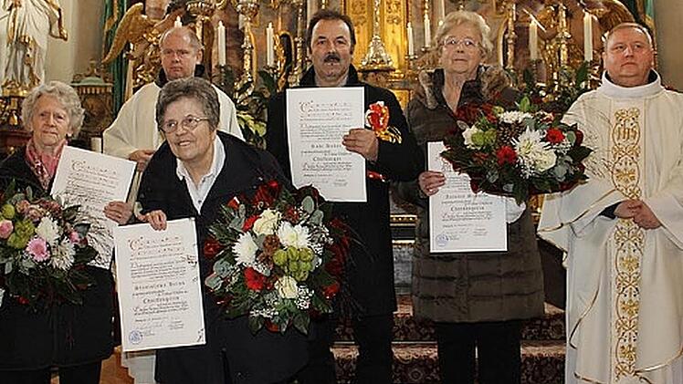 Brigitte Hoffmann, Pfarrer Pater Alard, Stanislawa Heiß, Rudi Haber, Antonie Schmidt und Pater Adrian (von links) nach der Ehrung im Altarraum. Foto: Klaus-Peter Wulf