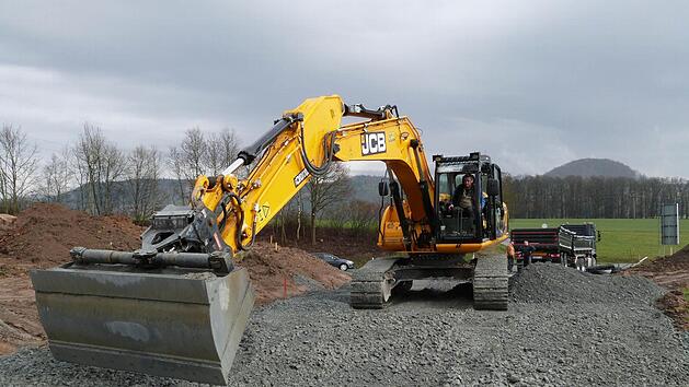 Die Arbeiten an der Baustraße für die Ortsumgehung der B 289 sind bereits im vollen Gange, doch die notwendigen Vereinbarungen für die Umverlegung der Abwasserdruckleitung sind noch nicht in trockenen Tüchern.  Foto: Werner Reißaus
