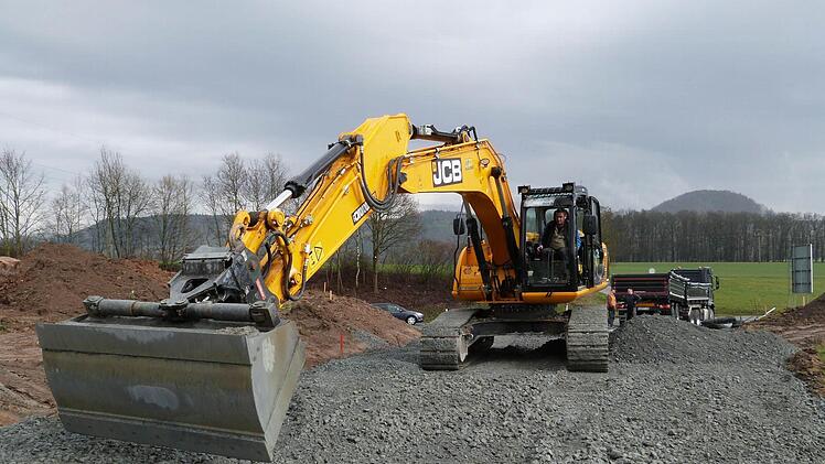 Die Arbeiten an der Baustraße für die Ortsumgehung der B 289 sind bereits im vollen Gange, doch die notwendigen Vereinbarungen für die Umverlegung der Abwasserdruckleitung sind noch nicht in trockenen Tüchern.  Foto: Werner Reißaus