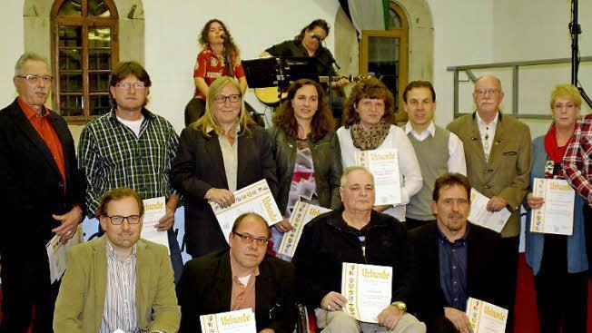 Anerkennung sprach das Sportkuratorium den "Stillen Helfern" aus (hintere Reihe v. l.): Georg Väth, Horst Egerer, Anita Roider, Julia Deinlein, Silvia und Bernhard Preißendörfer, Detlef Eigen sowie Gabi und Georg Kippes sowie (vorne von links) Alexander Köhler, Joachim Schaupp, Uwe Schmitt und Bernd Heinlein. Im Hintergrund das Vater-Tochter-Duo Lisa-Miriam und Matthias Uebel. Foto: Winfried Ehling