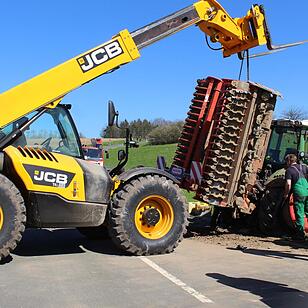 Traktor überschlägt sich bei Lankendorf - Fahrer schwer verletzt