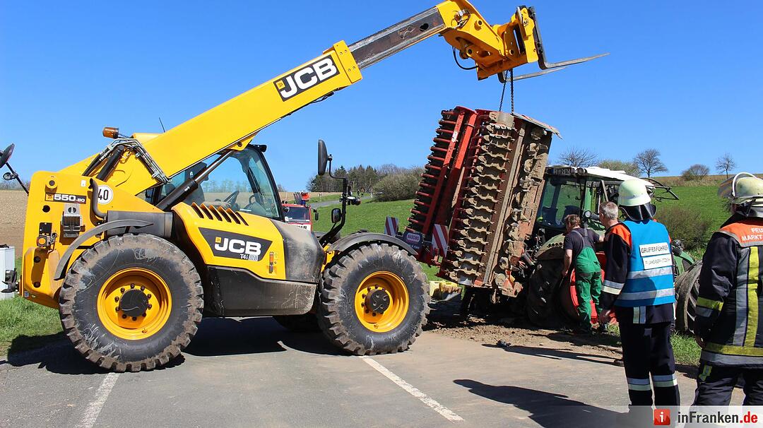 Traktor überschlägt sich bei Lankendorf - Fahrer schwer verletzt