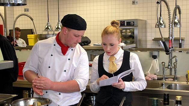 Fachkräfte in der Gastronomie werden gesucht. Wer die Ausbildung (im Bild Azubis beim Lehrlingswettbewerb der Dachmarke Rhön) abschließt, dem stehe die Welt offen, ist Claus Vorndran, Vorsitzender der Rhöner Wirtevereinigung, überzeugt. Foto: Carsten Kallenbach