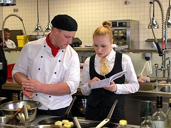 Fachkräfte in der Gastronomie werden gesucht. Wer die Ausbildung (im Bild Azubis beim Lehrlingswettbewerb der Dachmarke Rhön) abschließt, dem stehe die Welt offen, ist Claus Vorndran, Vorsitzender der Rhöner Wirtevereinigung, überzeugt. Foto: Carsten Kallenbach