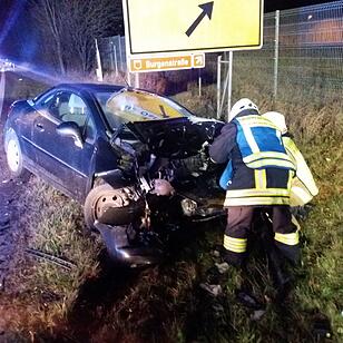 77-Jährige gerät in Gegenverkehr: Unfall mit drei Verletzten auf der B2