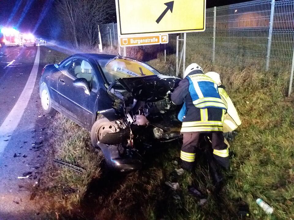 77-Jährige gerät in Gegenverkehr: Unfall mit drei Verletzten auf der B2