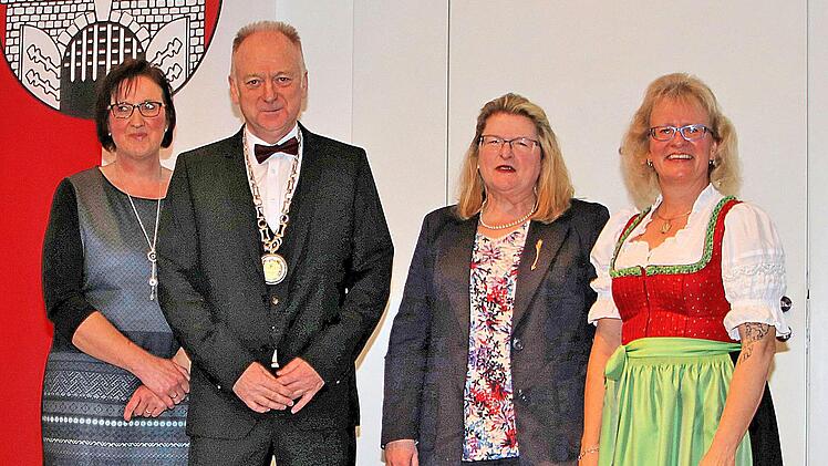 Bürgermeister Helmut Blank würdigte Margit Brust, Ulrike Freifrau von und zu der Tann und Erika Pascher.