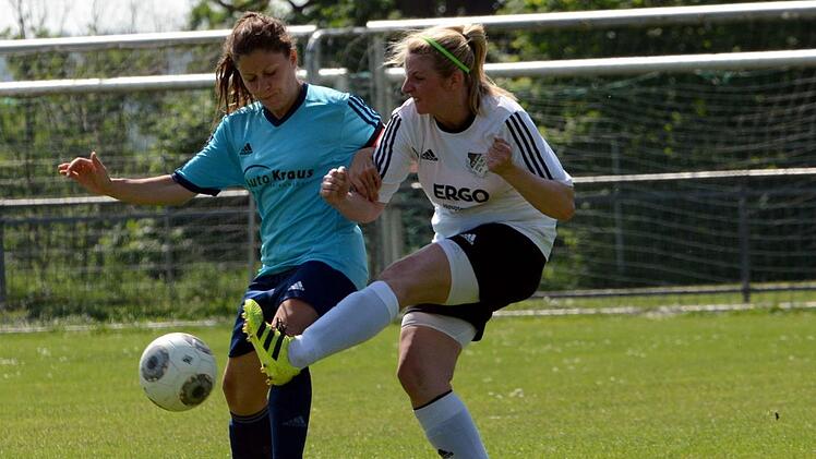 TSV Frauenaurach - SpVgg Effeltrich. Die Heimelf um Kapitänin Catharina Joost (l.) verlor nach dem 1:0 die Kontrolle über das Spiel ab und kann deshalb mit einem Punkt zufrieden sein. Foto: herzopress