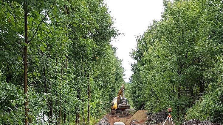 Die Gemeinde Wildflecken ist schon mal in Vorleistung gegangen: Unter dem Radweg wurde eine 2,7 Kilometer lange Druckleitung mit 30 Zentimeter Innendurchmesser nach Oberbach verlegt. 40 Schächte sind für die Wartung eingebaut, an 530 Stellen haben die Arbeiter der Premicher Firma Zehe die Leitung verschweißt. Foto: Torsten Arnold