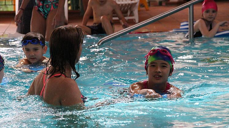 Schwimmaktion der Sinnberg Grundschule mit Franziska van Almsick im Hotel Sonnenhügel. Foto: Benedikt Borst