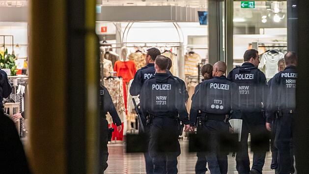 In einem unterfr&auml;nkischen Einkaufszentrum bemerkten am Samstagmittag mehrere Kunden einen bei&szlig;enden, unangenehmen Geruch. Der Bereich wurde daraufhin kurzzeitig gesperrt.  Symbolbild: Christoph Reichwein/dpa