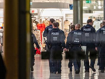 In einem unterfr&auml;nkischen Einkaufszentrum bemerkten am Samstagmittag mehrere Kunden einen bei&szlig;enden, unangenehmen Geruch. Der Bereich wurde daraufhin kurzzeitig gesperrt.  Symbolbild: Christoph Reichwein/dpa