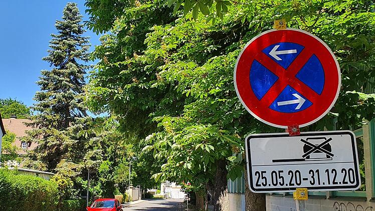Halteverbotsschilder säumen nun die Löschwöhrd- und Stauffenbergstraße, die während der Sperrung als Umleitungsstrecke ausgewiesen sind.  Foto: Ronald Heck