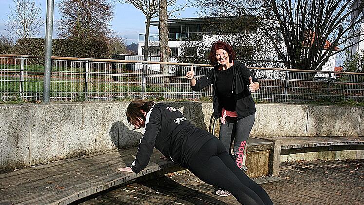 Eine Stunde Training auf dem LGS-Gelände brachte Spaß und gute Laune, hier Trainerin Christel Beez mit Christina Tucci.