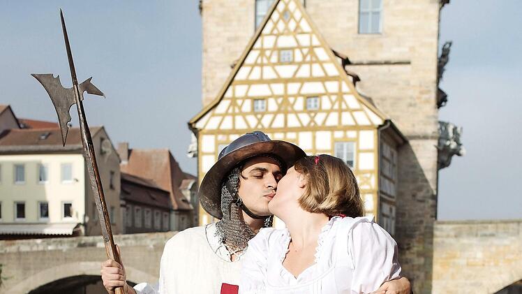 Marie und Wache kommen sich n&auml;her &ndash; nur eine der vielen Szenen, in den die Bamberger Stadtgeschichte lebendig wird.