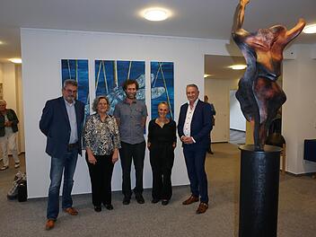 Stadtverordnetenvorsteher Uwe Glück, Eva Repp-Poppe (Bischofsheim), Elias Frisch (Wegfurt), Barbara Dücker (Gersfeld) und Horst Mikliss (Geschäftsführer der Tourismus und Stadtmarketig GmbH, Bad Neustadt) freuen sich über eine gelungene Vernissa...