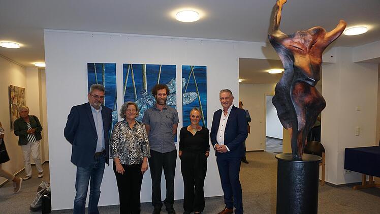 Stadtverordnetenvorsteher Uwe Glück, Eva Repp-Poppe (Bischofsheim), Elias Frisch (Wegfurt), Barbara Dücker (Gersfeld) und Horst Mikliss (Geschäftsführer der Tourismus und Stadtmarketig GmbH, Bad Neustadt) freuen sich über eine gelungene Vernissa...
