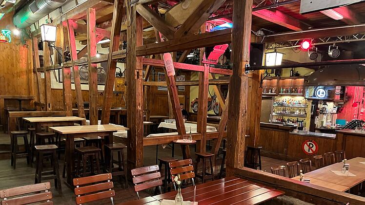Die Kneipe ist ein rustikaler Ort f&uuml;r gesellige Abende und Live-Musik-Veranstaltungen.