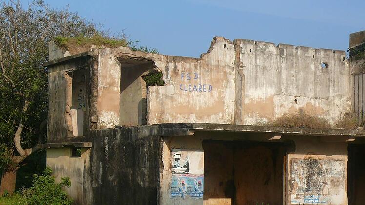 Erschreckende Zeugnisse der jüngsten Vergangenheit: Im Norden der Insel sieht man vielerorts im Bürgerkrieg zerstörte und zerschossene Häuser und Brücken.