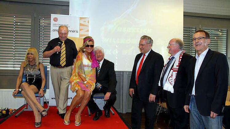 Franz Stegner, , liebt den gro&szlig;en Auftritt. In der Stechert-Arena erf&uuml;llte er sich diesen Wunsch - hier mit beim Beko BBL Pokal, als zu seinen G&auml;sten auch das ehemalige Busenwunder Dolly Buster alias Nora Baumberger z&auml;hlte.