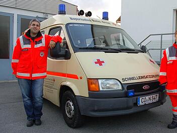 Michael Stelzner und Sabine Rauscher zeigen den alten Ford-Bus, der den Helfern vor Ort nur noch bis zum Wintereinbruch für die Einsätze dienen kann. Dann wäre eine Fahrt zum Rettungseinsatz mit ihm zu gefährlich. Foto: Rainer Lutz