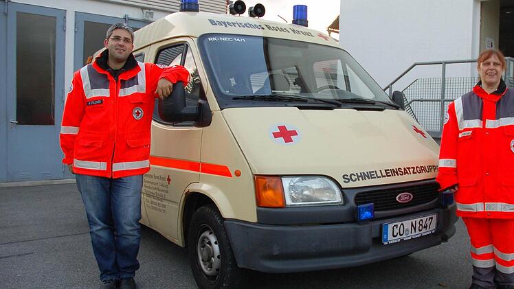 Michael Stelzner und Sabine Rauscher zeigen den alten Ford-Bus, der den Helfern vor Ort nur noch bis zum Wintereinbruch für die Einsätze dienen kann. Dann wäre eine Fahrt zum Rettungseinsatz mit ihm zu gefährlich. Foto: Rainer Lutz