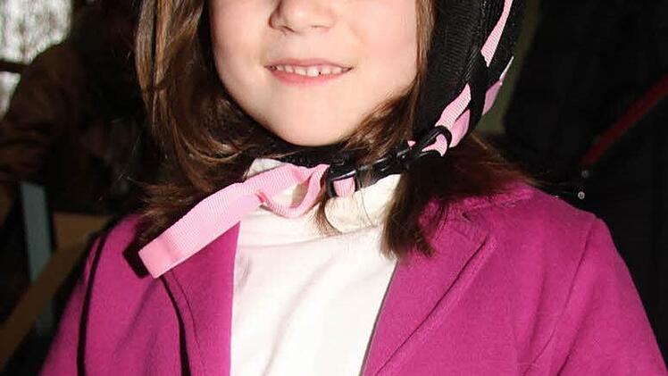 Davina Meschner (7) wollte eigentlich einen weißen Helm, aber der leuchtend pinkfarbene sieht auch gut aus, findet sie.
