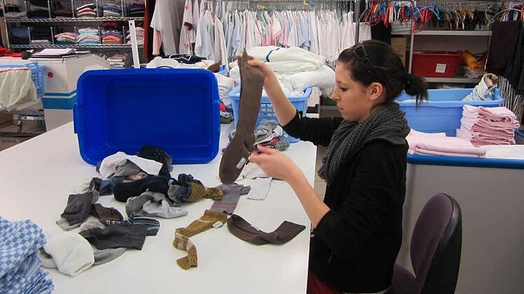 Milena Konrad sortiert in der Wäscherei des Caritas Alten- und Pflegeheimes Socken der Bewohner. Foto: Sonja Adam