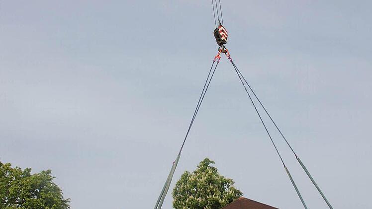 5,5 Tonnen hievte der Kran rund 30 Meter in Richtung Westen.Fotos: Ralf Kestel