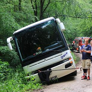 Unfall bei Ebrach: Mit Kindern besetzter Reisebus rutscht in Straßengraben