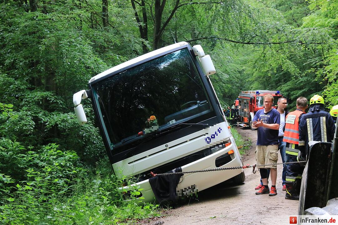 Unfall bei Ebrach: Mit Kindern besetzter Reisebus rutscht in Straßengraben