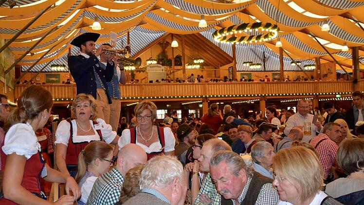 Die Bläser sorgten für musikalische Unterhaltung im Festzelt. Hier musizieren Benedikt Wehner und Andreas Schreiner mit ihren Trompeten.  Foto: Kathrin Kupka-Hahn