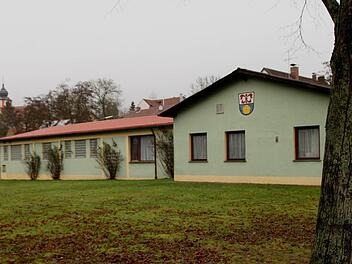 Das Oskar-Kandler-Zentrum von der Südseite, die nach den ersten Plänen lichtdurchlässiger und einladender gestaltet werden soll. Foto: G. Geiling