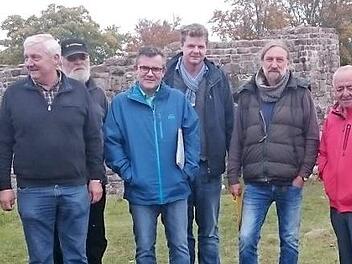 Ortstermin auf der Osterburg: Es geht weiter! Der Palas wird zum Teil freigelegt. Das Bild zeigt von links: Dipl. Ing. Christian Schmitt, Bürgermeister Georg Seiffert, Vorsitzender Bruno Werner, Wolfgang Schön, Olaf Sippach, Dr. Büttner, Dr. Zeune, Hans Schrenk, Hermann Ziegler, Thomas Starke.  Foto: Marion Eckert